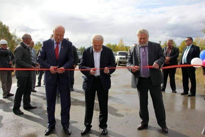 В колымском поселке Стекольный открыли новый мост через реку Красавица